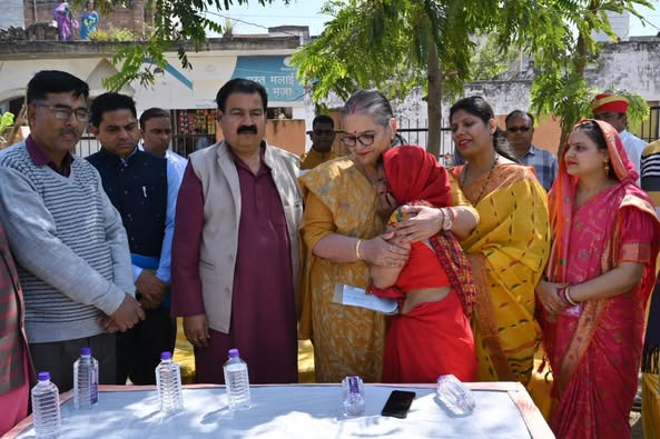 करंट लगने से हुई थी मौत, माननीय महापौर ने परिवार को दी 10 लाख की आर्थिक मदद 